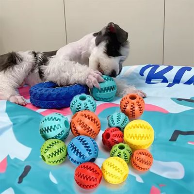kupować Zwierzęta dla psów Gumowe Cukierki Rozdające Piłkę Ukrywanie Puzzle Żywności Ugryzienie Interaktywny Pies Piłka Żuć produkcja online